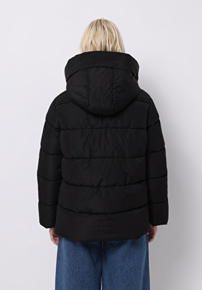 صورة من أسود للنساء جاكيت