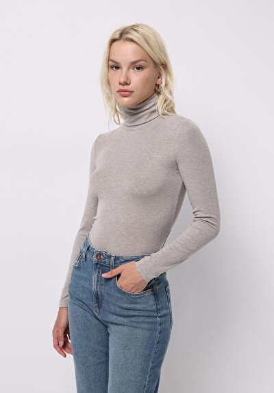 صورة من  للنساء تي شيرت كم طويل