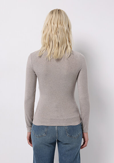 صورة من للنساء تي شيرت كم طويل