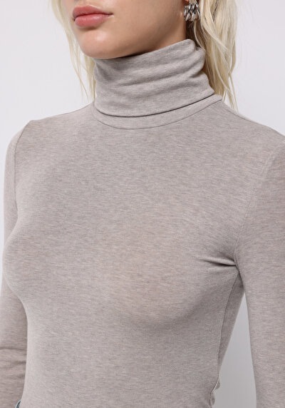 صورة من للنساء تي شيرت كم طويل