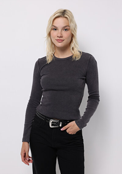 صورة من أنتراسيت للنساء تي شيرت كم طويل