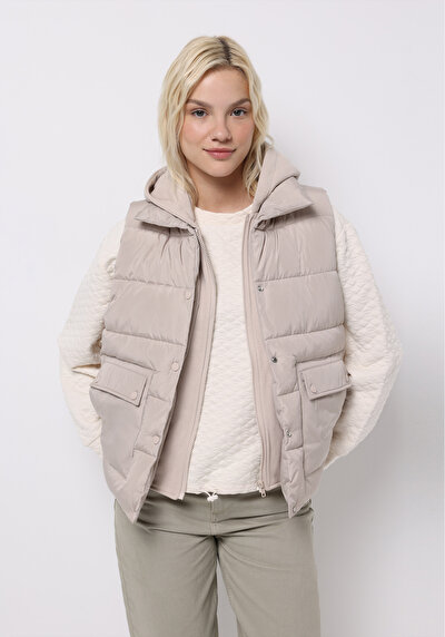 صورة من بيج فاتح للنساء صدرية