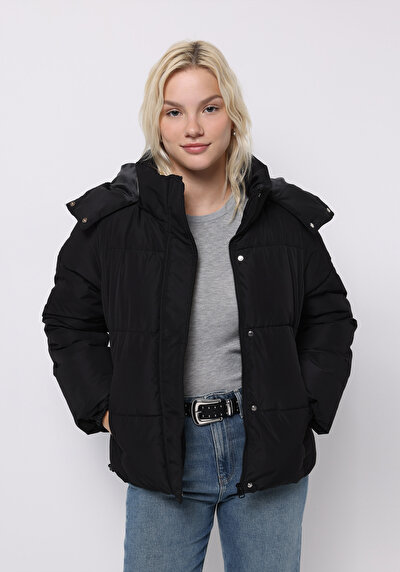 صورة من أسود للنساء جاكيت