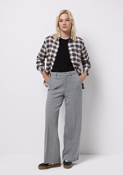 صورة من رمادي للنساء بنطال رياضي