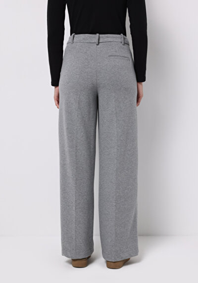 صورة من رمادي للنساء بنطال رياضي