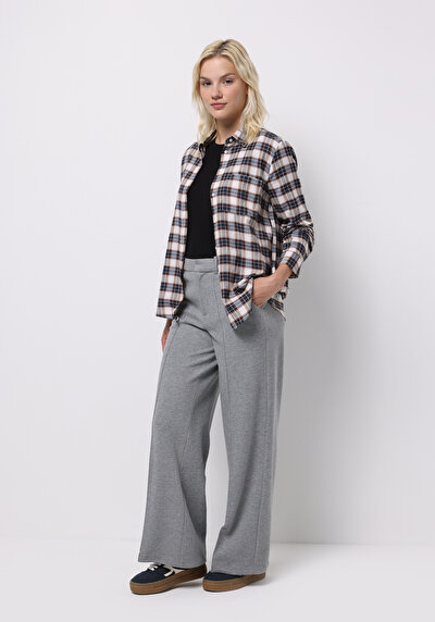 صورة من رمادي للنساء بنطال رياضي