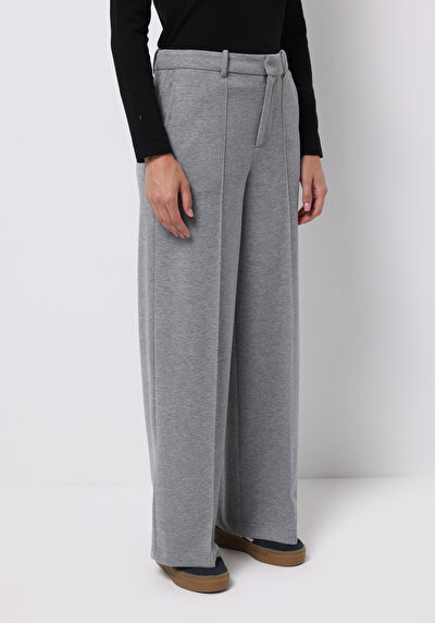 صورة من رمادي للنساء بنطال رياضي