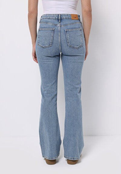 صورة من أزرق للنساء بناطيل