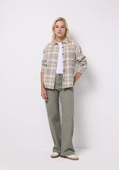 صورة من كاكي للنساء بناطيل