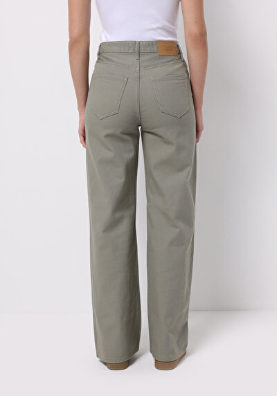 صورة من كاكي للنساء بناطيل