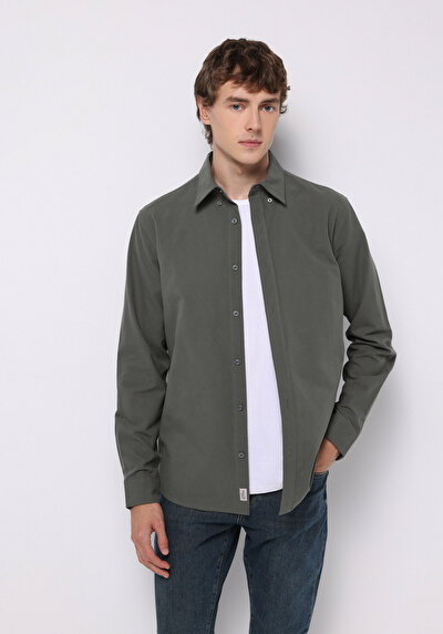 صورة من كاكي للرجال قميص  كم طويل