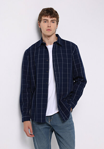 صورة من أزرق بحري للرجال قميص  كم طويل