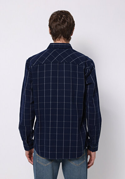 صورة من أزرق بحري للرجال قميص كم طويل