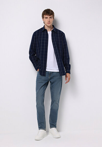 صورة من أزرق بحري للرجال قميص كم طويل