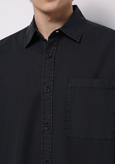 صورة من أسود للرجال قميص كم طويل