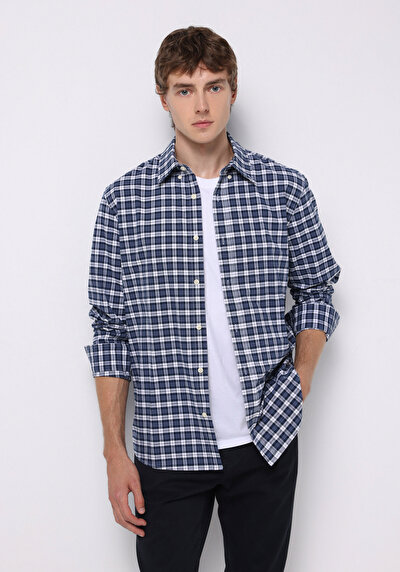 صورة من أزرق بحري للرجال قميص  كم طويل