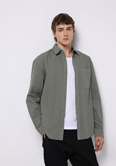 صورة من كاكي للرجال قميص  كم طويل