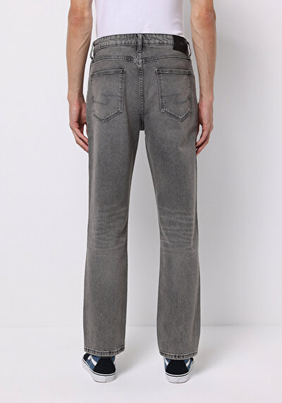 صورة من أسود للرجال بناطيل