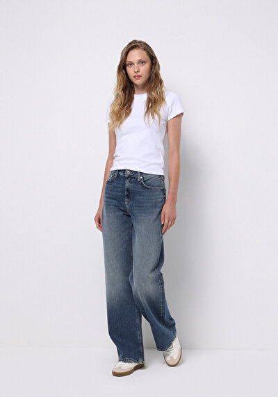 صورة من دينيم للنساء بناطيل