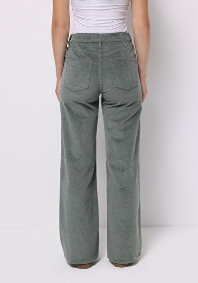 صورة من أخضر للنساء بناطيل