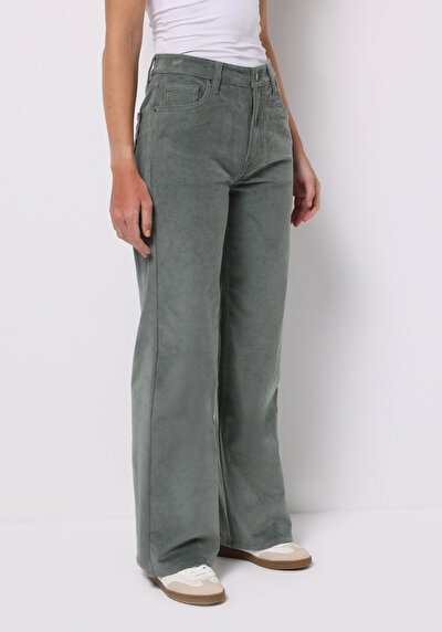 صورة من أخضر للنساء بناطيل