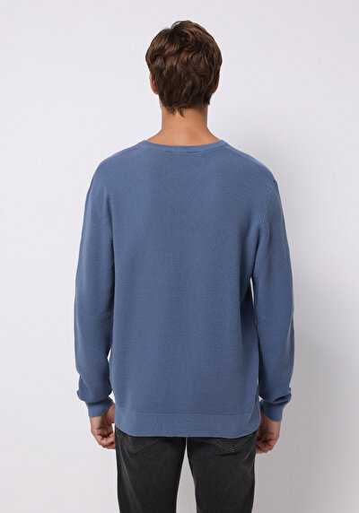 صورة من أزرق للرجال بلوفر