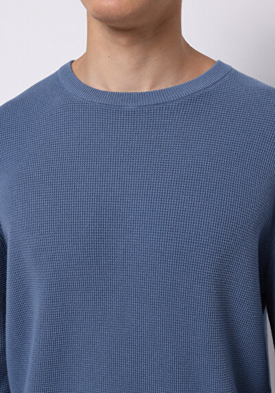 صورة من أزرق للرجال بلوفر