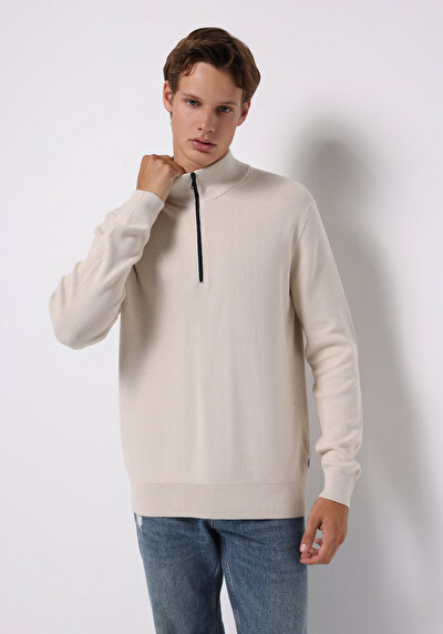 صورة من بيج فاتح للرجال بلوفر