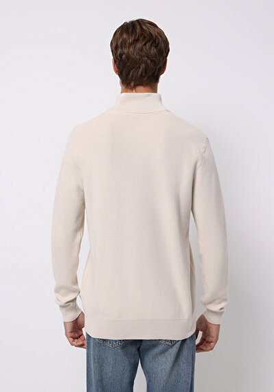 صورة من بيج فاتح للرجال بلوفر