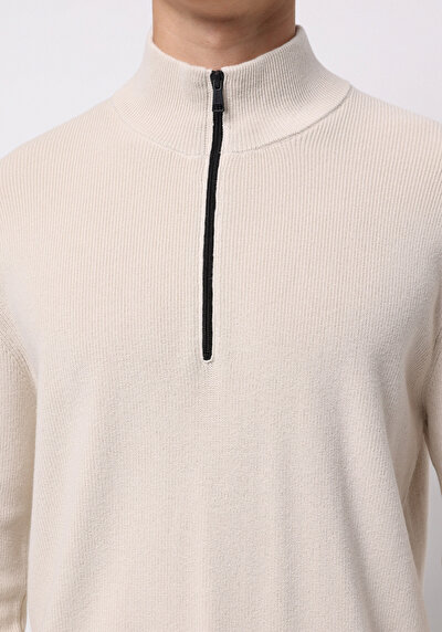 صورة من بيج فاتح للرجال بلوفر