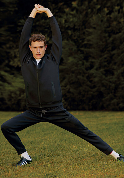 صورة من أسود للرجال بنطال رياضي