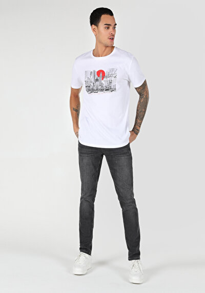 صورة من رقبة مستديرة مستقيم تي شيرت أبيض بأكمام قصيرة للرجال