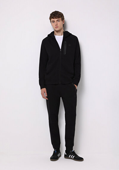 صورة من أسود للرجال بنطال رياضي