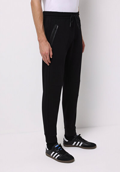 صورة من أسود للرجال بنطال رياضي