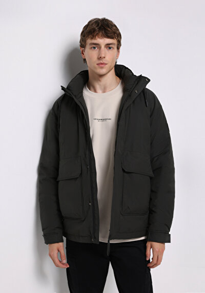 صورة من كاكي للرجال جاكيت