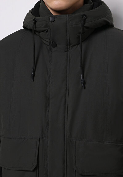 صورة من كاكي للرجال جاكيت