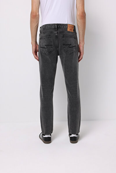 صورة من أسود للرجال بناطيل