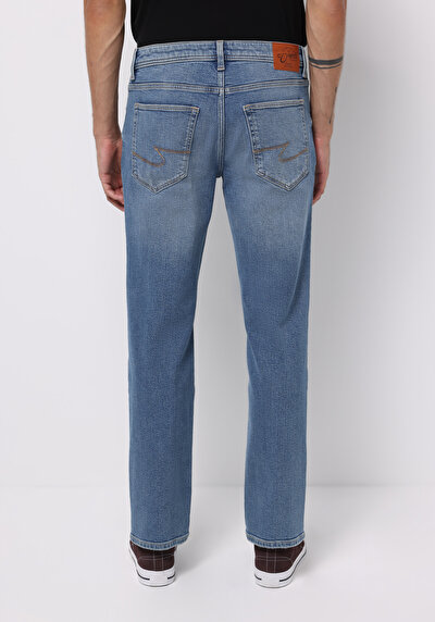 صورة من أزرق فاتح للرجال بناطيل