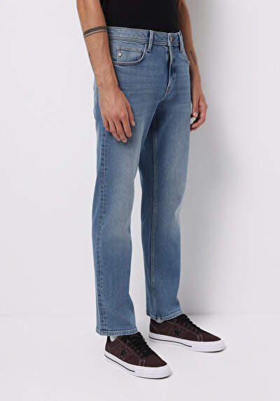 صورة من أزرق فاتح للرجال بناطيل