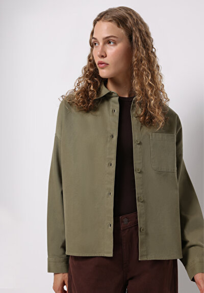 صورة من كاكي للنساء قميص  كم طويل