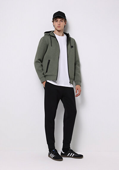 صورة من أسود للرجال بنطال رياضي