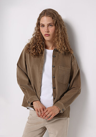 صورة من بيج للنساء قميص  كم طويل