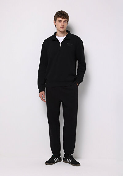 صورة من أسود للرجال بنطال رياضي