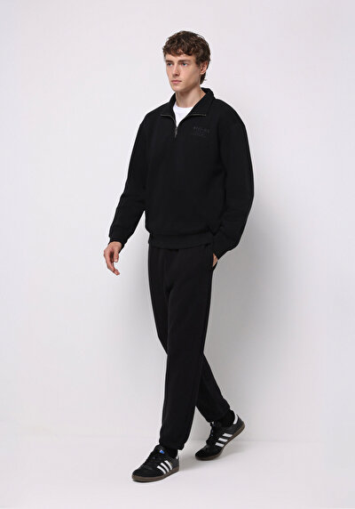 صورة من أسود للرجال بنطال رياضي