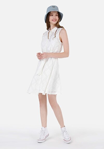 صورة من فستان نسائي أبيض مطرز بياقة قميص عادي  