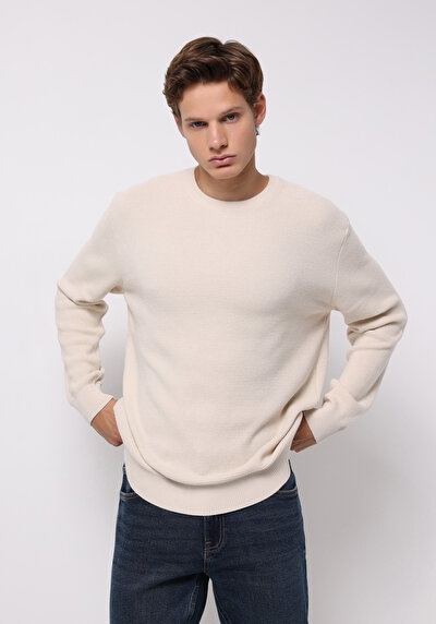 صورة من بيج فاتح للرجال بلوفر