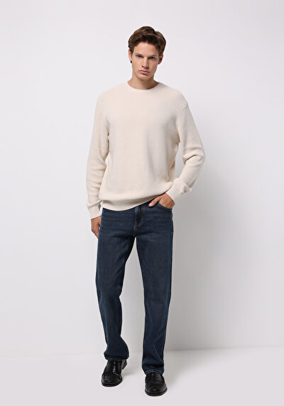 صورة من بيج فاتح للرجال بلوفر