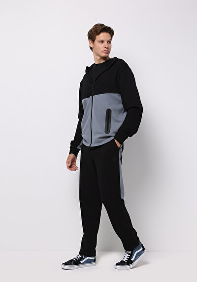 صورة من أسود للرجال بنطال رياضي