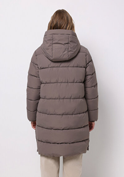 صورة من للنساء ملابس خارجية