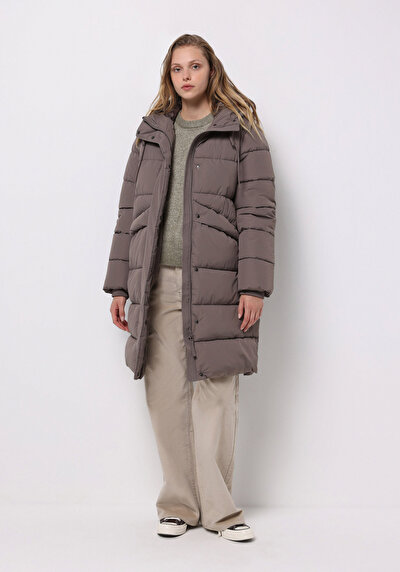 صورة من للنساء ملابس خارجية